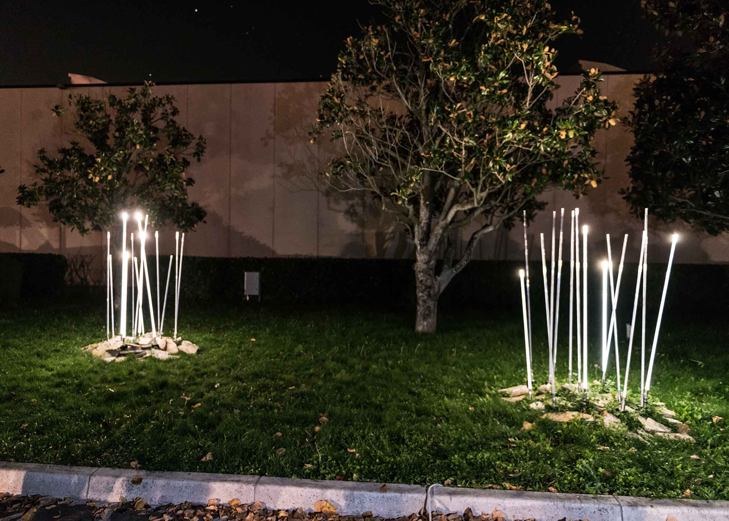 Декоративный светильник iGuzzini Typha Bollard Steel ADT0.713 (1000mm) Декоративный светильник iGuzzini Typha Bollard Steel ADT0.713 (1000mm)