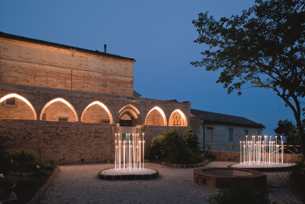 Декоративный светильник iGuzzini Typha Bollard Steel ADT0.713 (1000mm) Декоративный светильник iGuzzini Typha Bollard Steel ADT0.713 (1000mm)