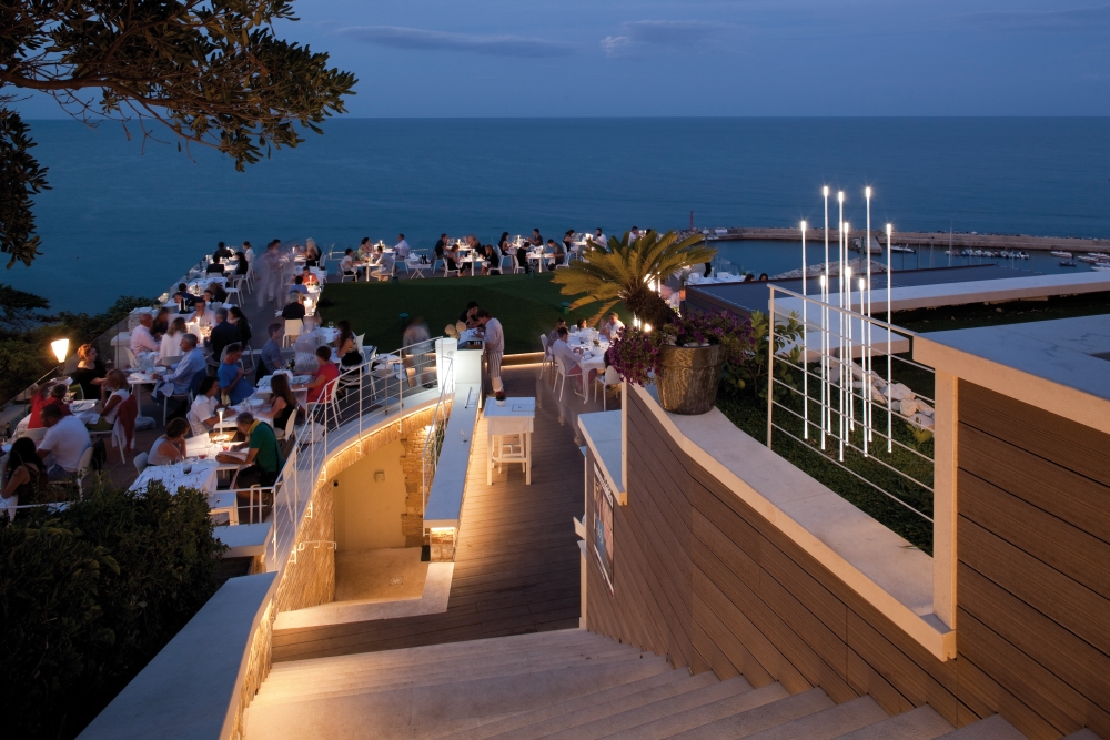 Декоративный светильник iGuzzini Typha Bollard Steel ADT2.713 (1500mm) Декоративный светильник iGuzzini Typha Bollard Steel ADT2.713 (1500mm)